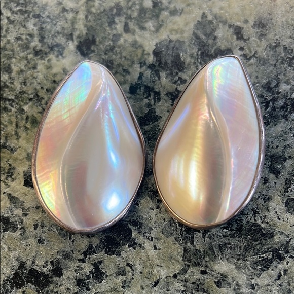 Vintage Mother of pearl clip on statement earring lightweight - Picture 1 of 3